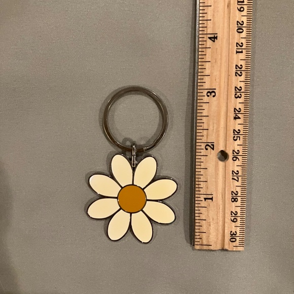 Daisy Key Ring - Picture 3 of 3